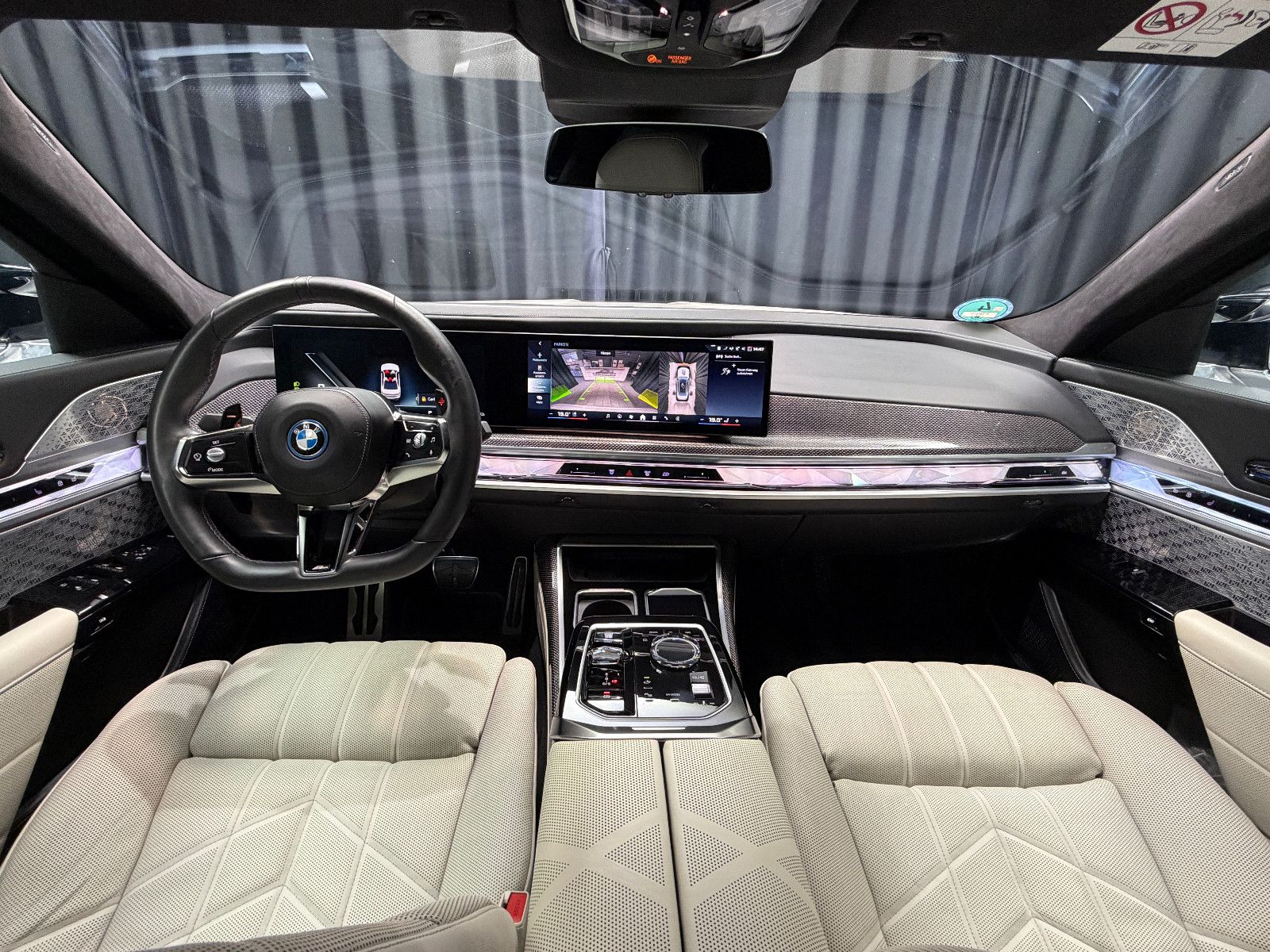 Fahrzeugabbildung BMW M760 e xDrive M-SPORT|TV|B&W|SKY-LOUNGE|MEGAVOLL