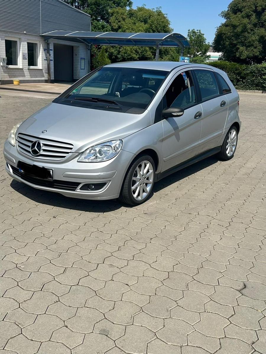 Mercedes-Benz B 180