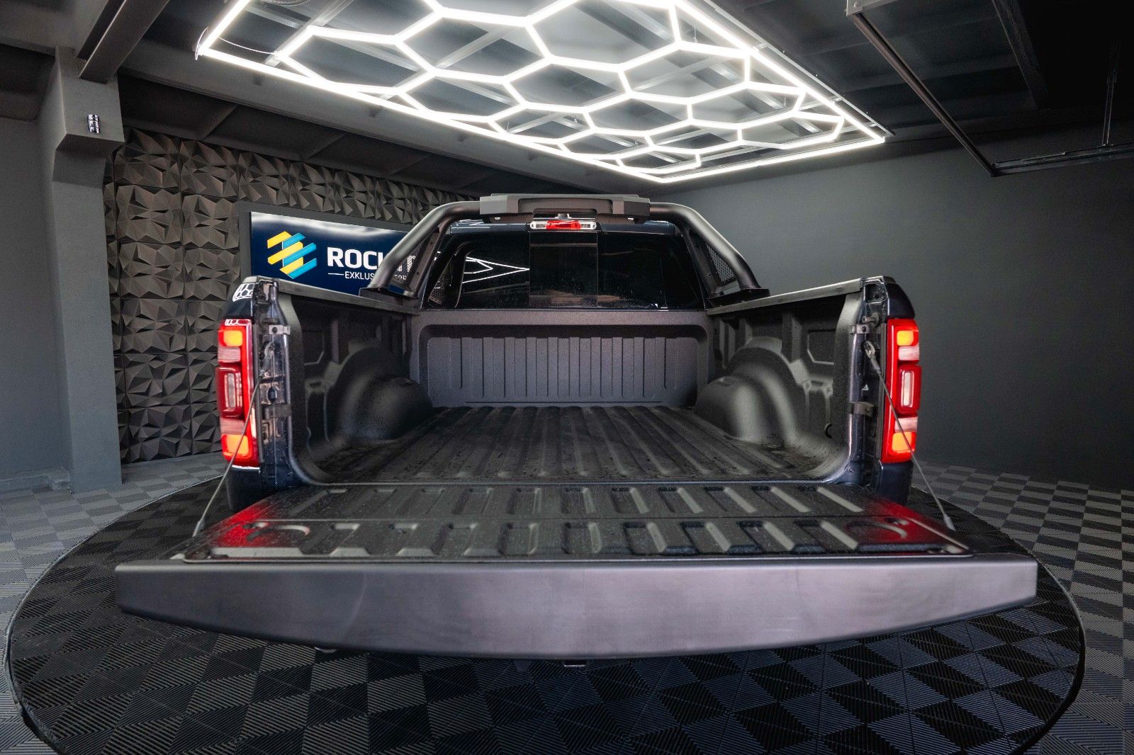 Fahrzeugabbildung Dodge RAM 5.7 V8 HEMI 4x4 Offroad LARAMIE Night 19%