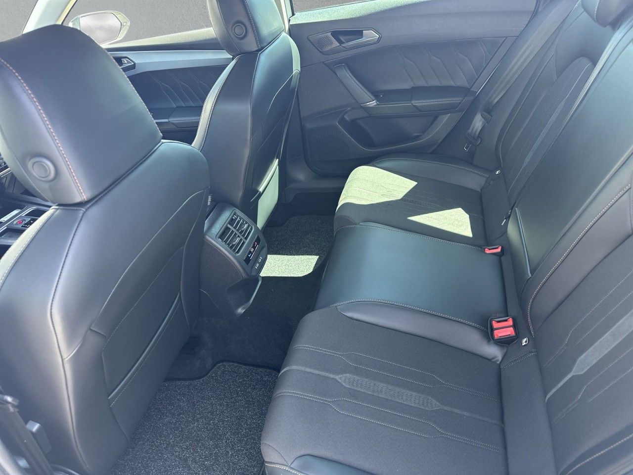Fahrzeugabbildung CUPRA Leon Sportstourer 1.5 eTSI 150 PS DSG - mit KI generiert/bearbeitet