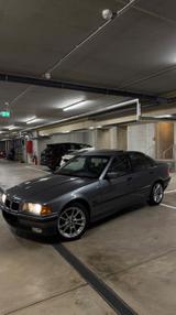 BMW Gepflegt*, Gute Ausstattung* unfallfrei* Deutsch - BMW 323 mit Benzin-Antrieb: Limousine, Automatik