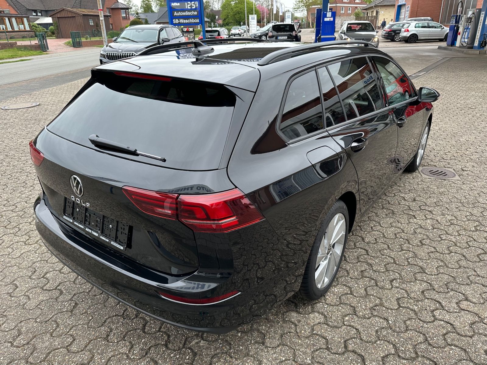 Fahrzeugabbildung Volkswagen Golf VIII Variant 1.5 TSI Life Navi/ACC/LED/Shzg