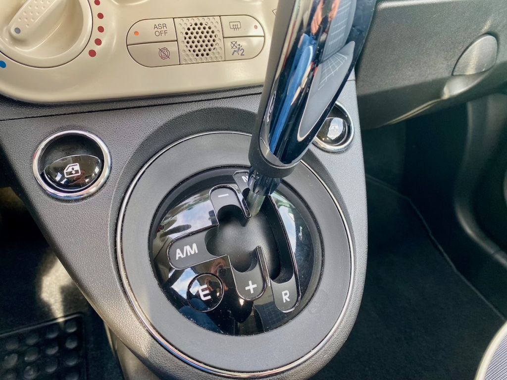Fahrzeugabbildung Fiat 500 1.2 Dualogic Lounge HAGEL KLIMA CARPLAY PDC