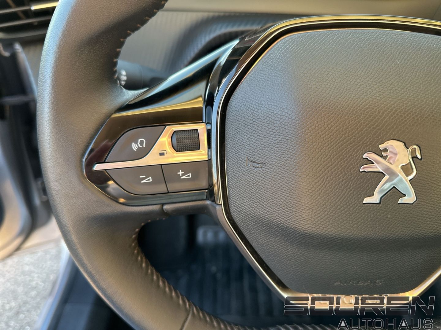 Fahrzeugabbildung Peugeot 208 1.2 PureTech 100 Active Pack Apple CarPlay+A