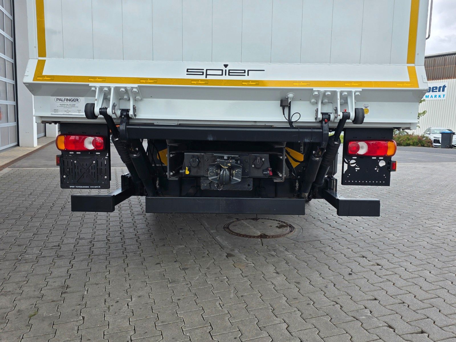 Fahrzeugabbildung Iveco Eurocargo ML120E25 LBW Palfinger 1.500kg