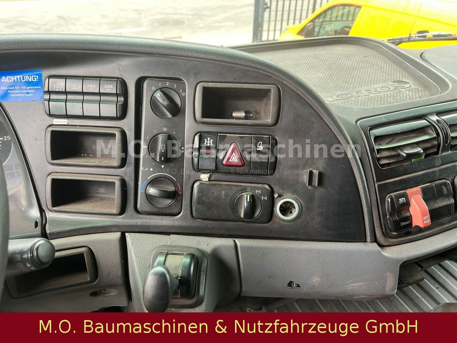 Fahrzeugabbildung Mercedes-Benz Mercedes Actros 4141 / Trockensauger /ADR