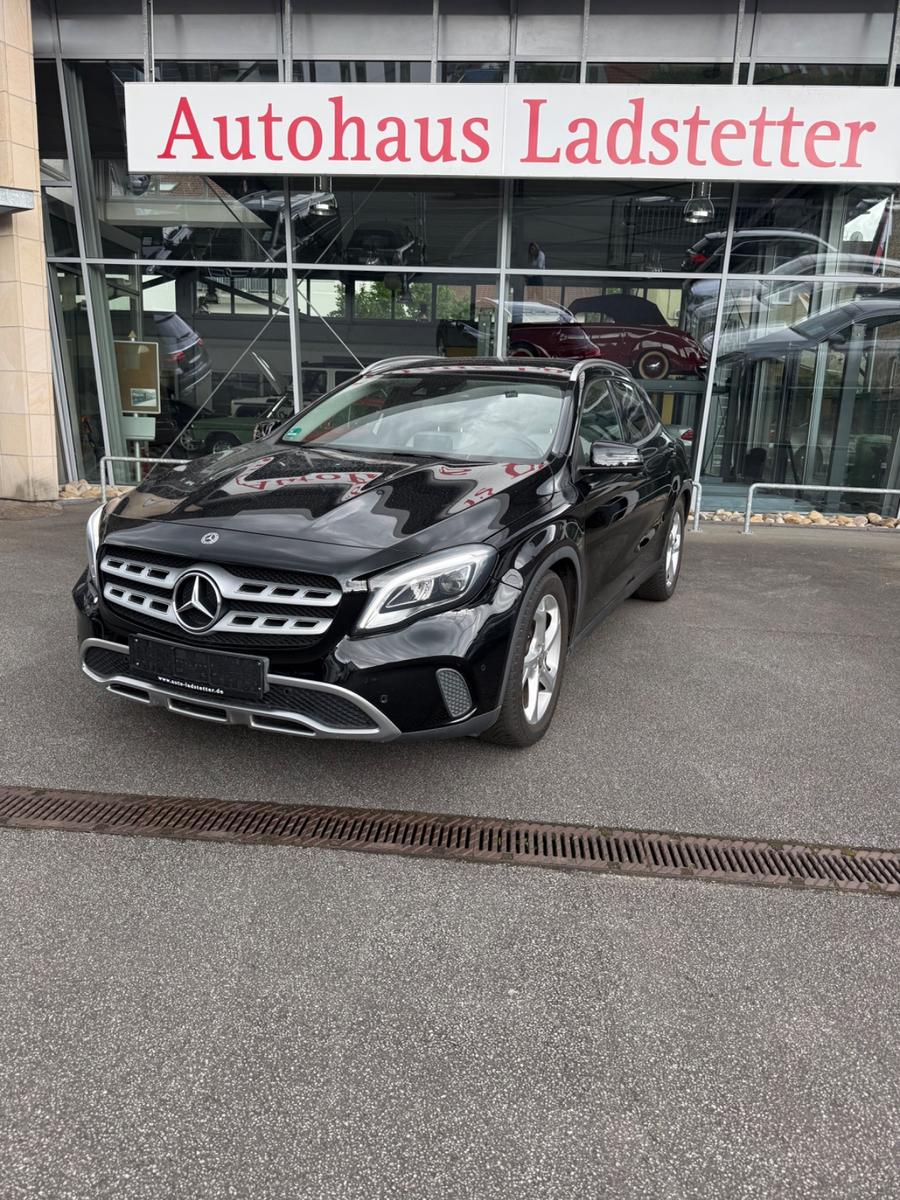Mercedes-Benz GLA 220*4Matic*Panorama*Leder*LED*Navi*PDC*