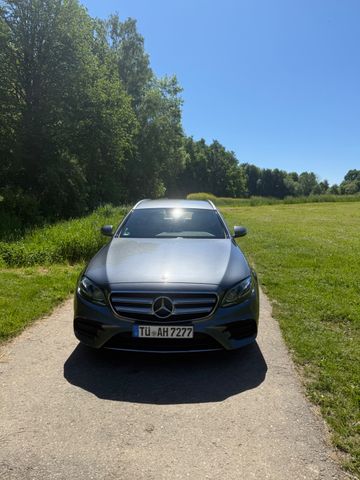 MERCEDES-BENZ E 220 d T Autom. - AMG Paket, Standheizung, Ahk