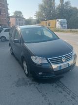 Volkswagen Touran 1.9 TDI 105CV 5 Posti cambio a - Volkswagen Touran mit Diesel-Antrieb: Kleinbus, Automatik, 1.9