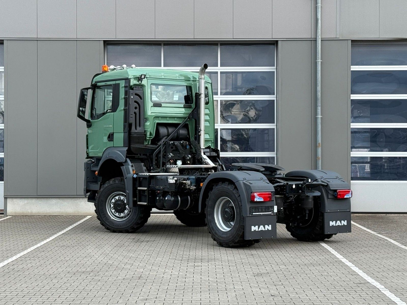 Fahrzeugabbildung MAN TGS 18.520 BL SA 4x4 mit Hydraulikvor* Einzelbe*