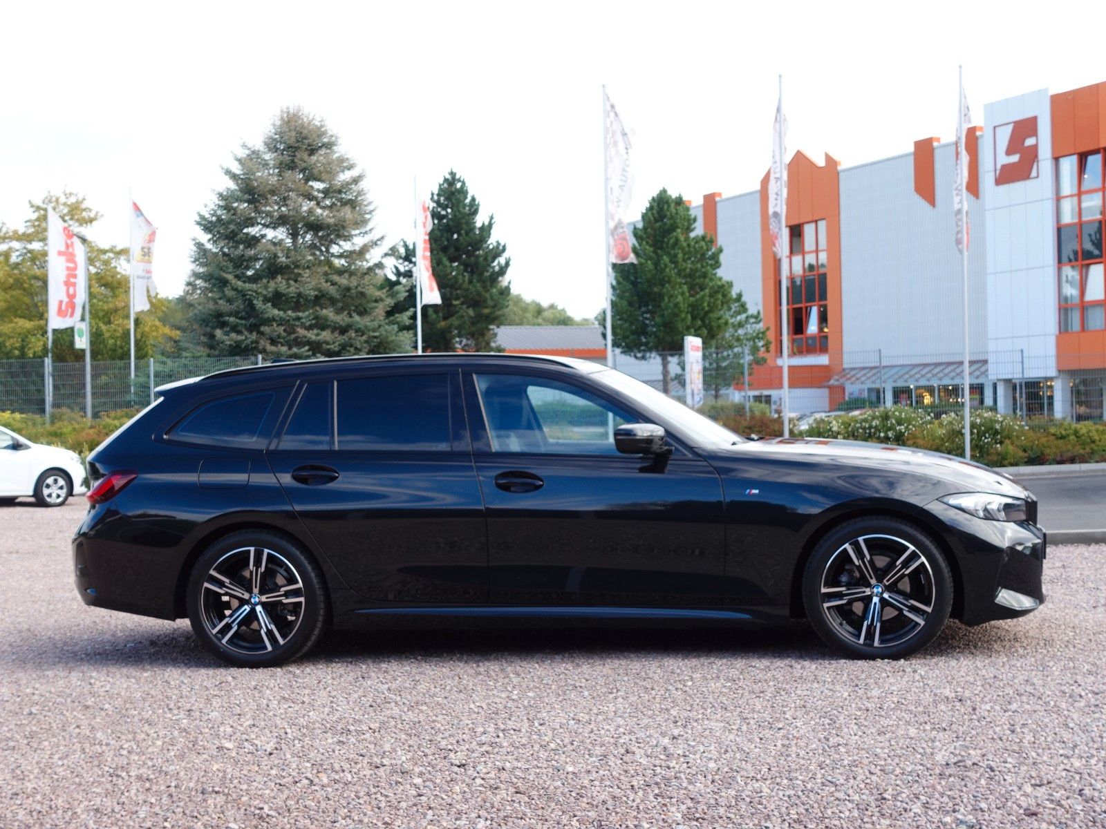 Fahrzeugabbildung BMW 318i Touring Auto M Sportpaket 18"/HiFi/LED/Navi