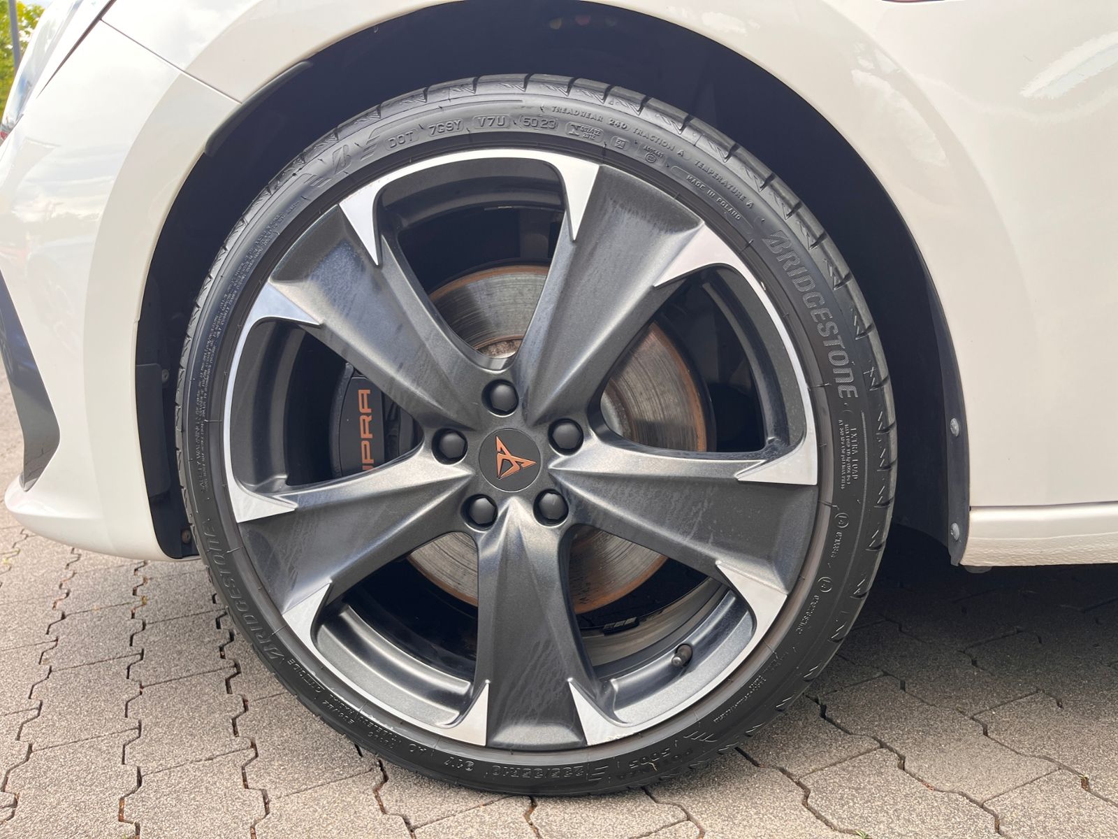 Fahrzeugabbildung CUPRA Leon VZ e-Hybrid LED ACC NAV RFK SHZ 19"
