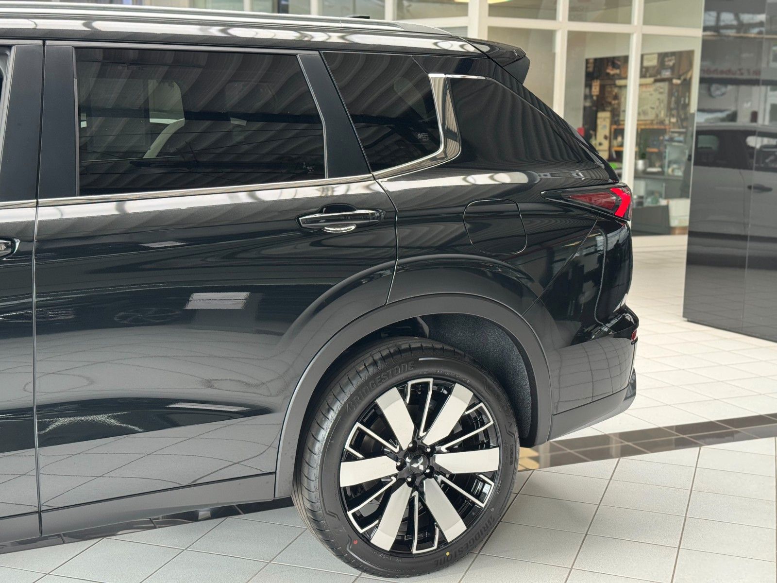 Fahrzeugabbildung Mitsubishi Plug-in Hybrid Outlander Intro Edition