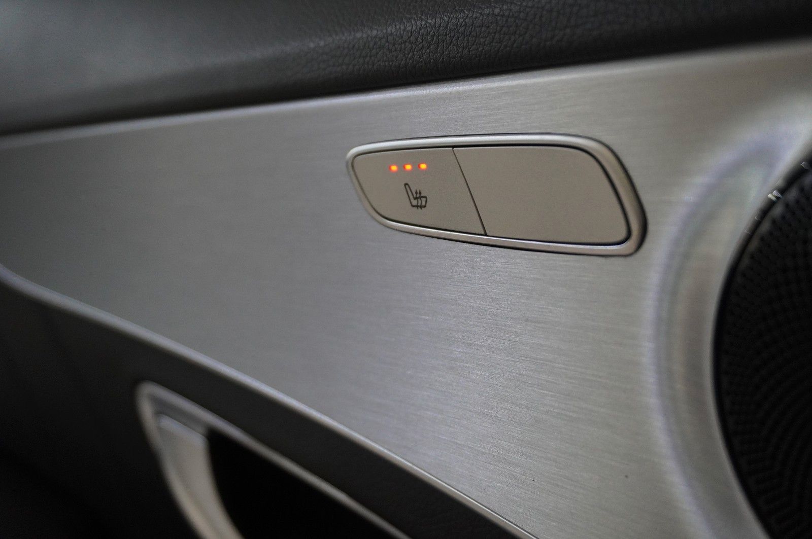 Fahrzeugabbildung Mercedes-Benz C 200 LIM. AMG LINE NAVI/LED/KAMERA/SH/SPORT/AHK