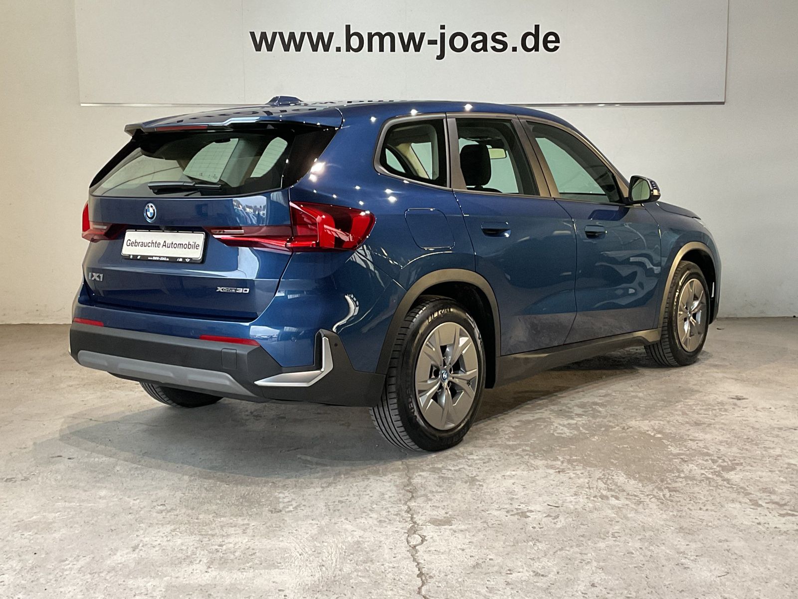 Fahrzeugabbildung BMW iX1 xDrive30 DAB Parkassistent AHK Shz