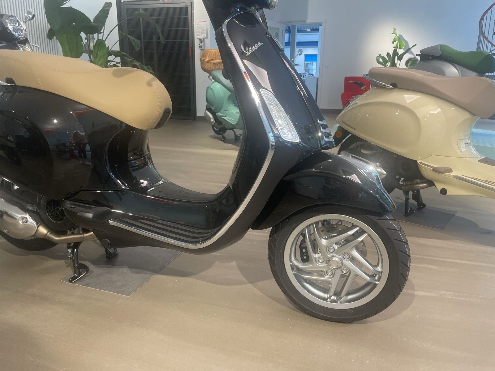 Fahrzeugabbildung Vespa PRIMAVERA 125 NERO CONVINTO