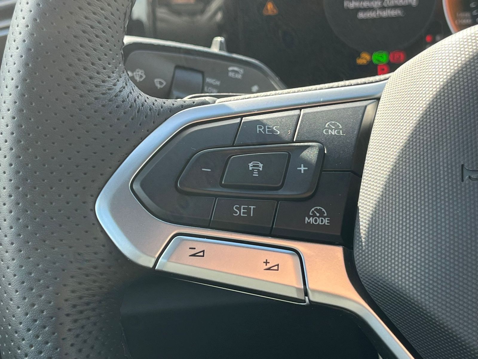 Fahrzeugabbildung Volkswagen Tiguan 2.0 TDI 4M R-Line PANO*H&K*AHK*MATRIX*20"