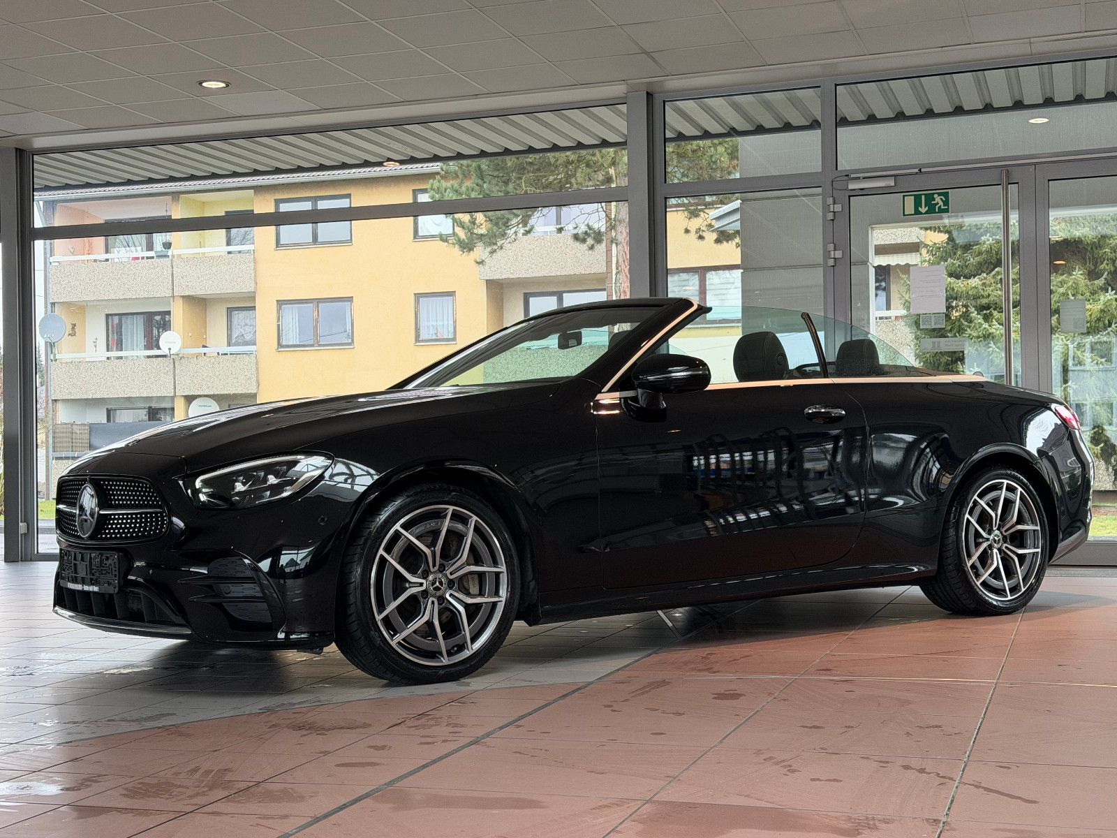 Fahrzeugabbildung Mercedes-Benz E 450 Cabrio AMG/BURMESTER/HUD/AMBIENTE/MASSAGE/