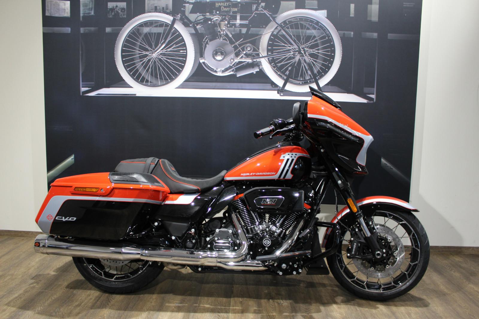 Harley-Davidson Street Glide CVO Legendary Orange FLHXSE