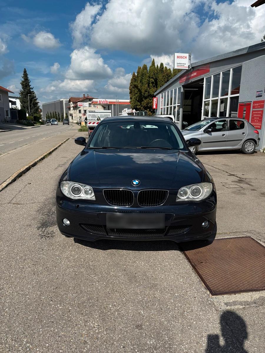BMW 118 2006 — rear view