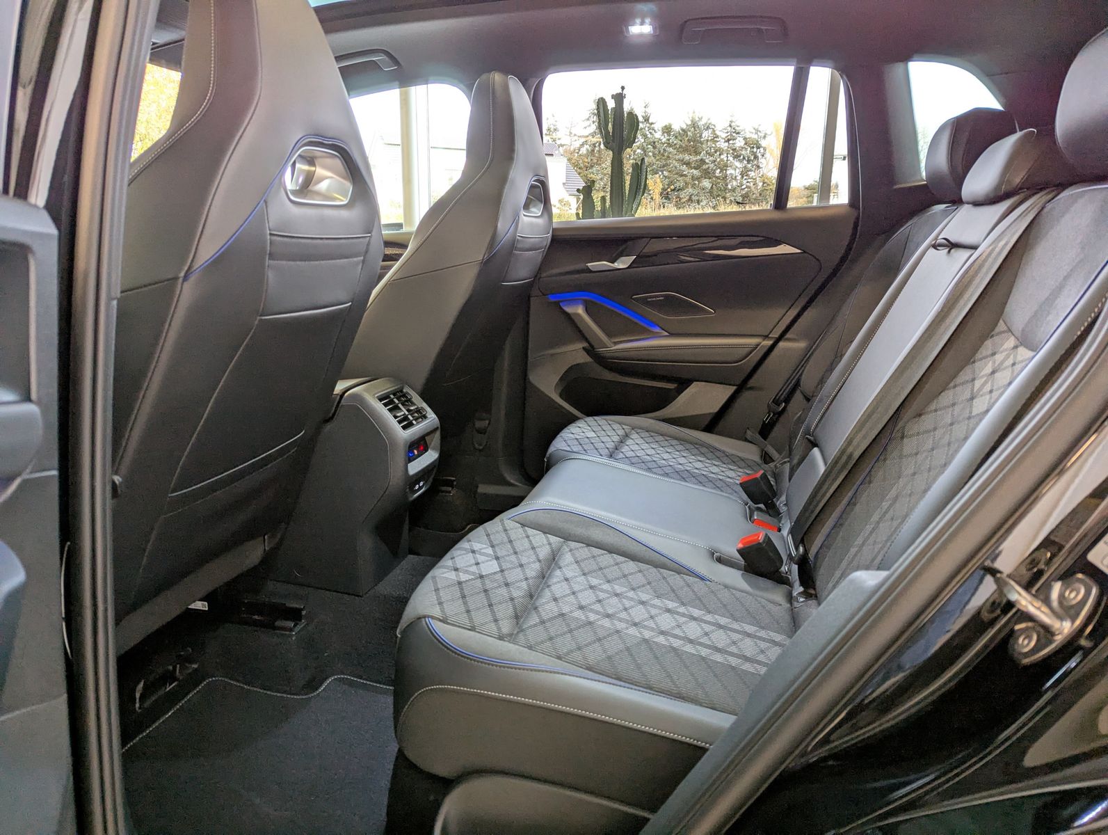 Fahrzeugabbildung Volkswagen Tiguan 2.0TDI R-Line 4M Pano Black Matrix AHK 20