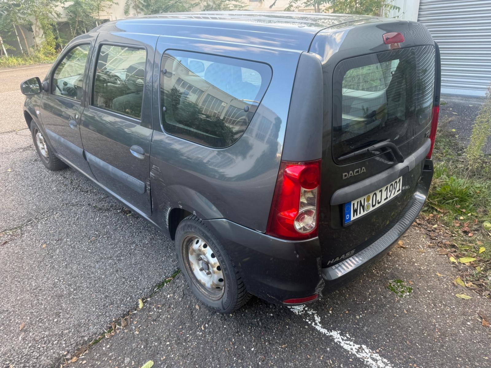 Dacia Logan 2010 — салон