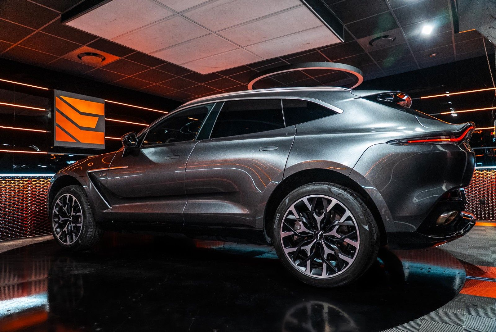 Aston Martin DBX 550CH*1st Hand*360°*ACC*Aston Martin Service imagem 3