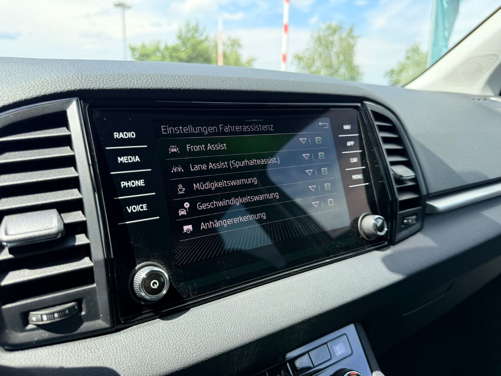 Fahrzeugabbildung SKODA Karoq Tour 115PS 6-Gang*AHK*RFK*eHeck