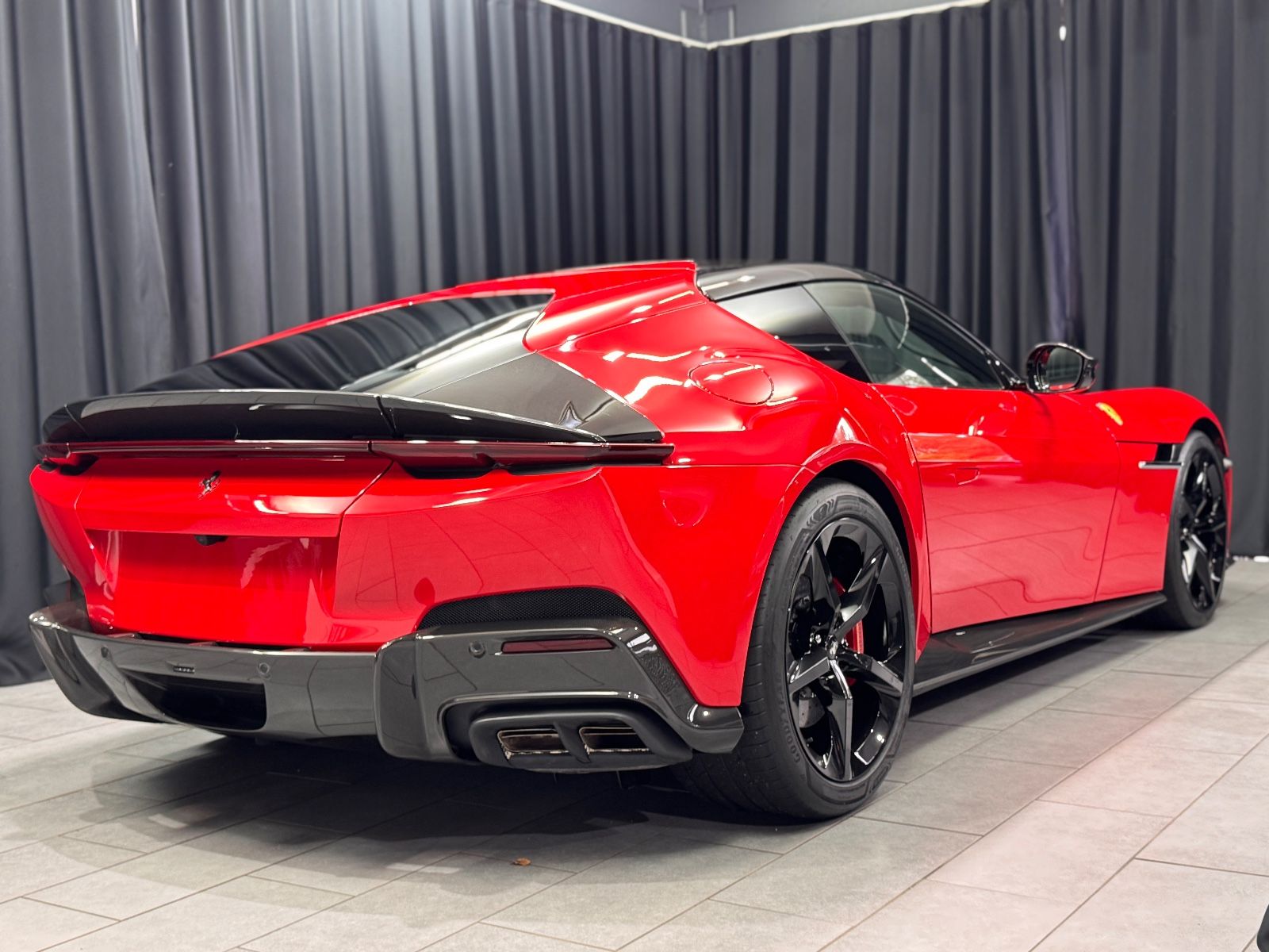 Fahrzeugabbildung Ferrari 12Cilindri|LIFT|FULL-CARBON|RACING-SEAT|ON STOCK