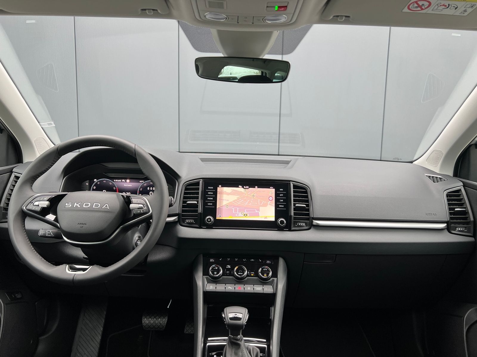 Fahrzeugabbildung SKODA Karoq Tour 1.5 TSI DSG *AHK, 17" LM-Felge, Navi,