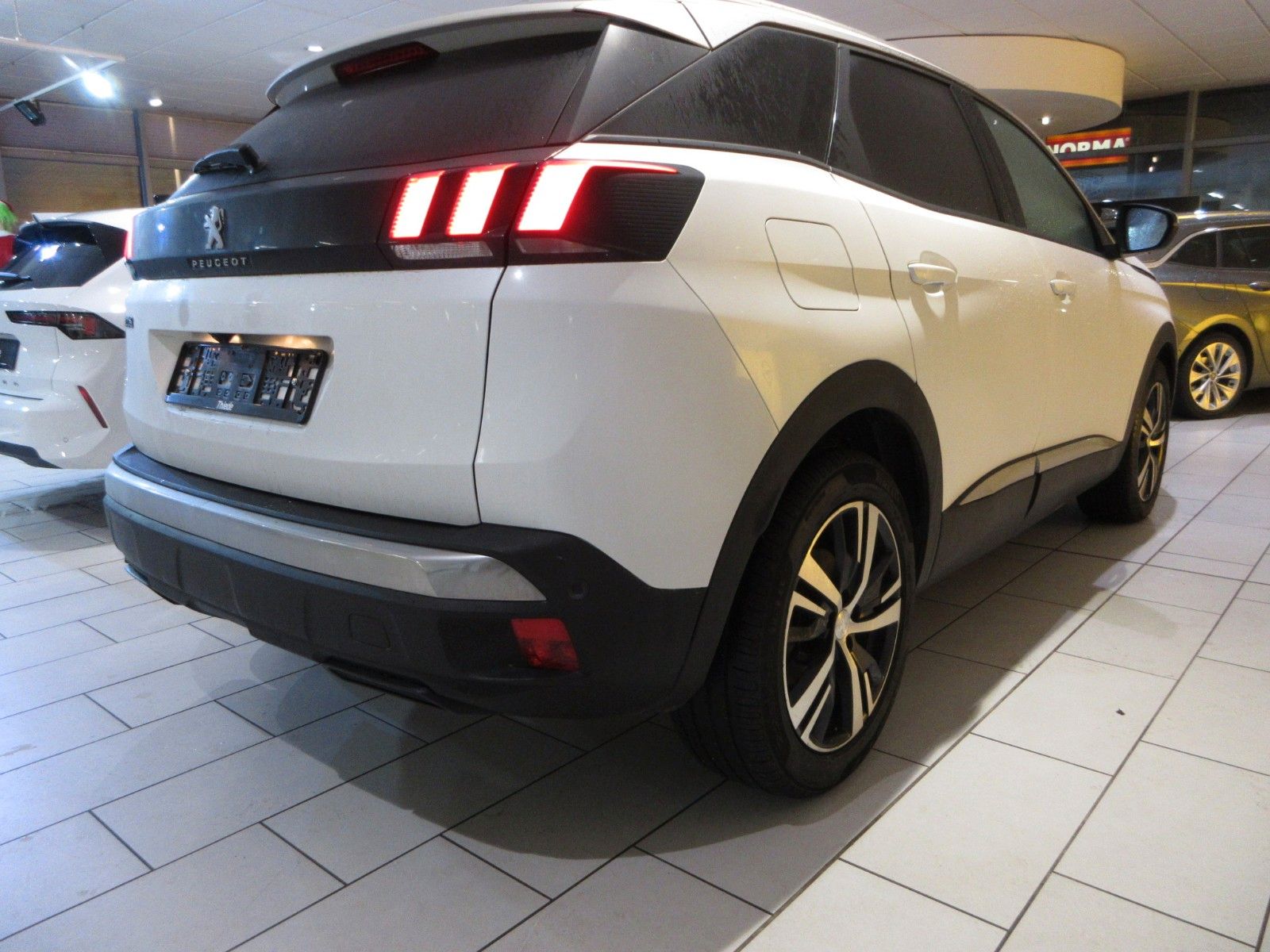 Fahrzeugabbildung Peugeot 3008 Allure 1.2T LED/NAVI/PDC/R´CAM/KEYLESS