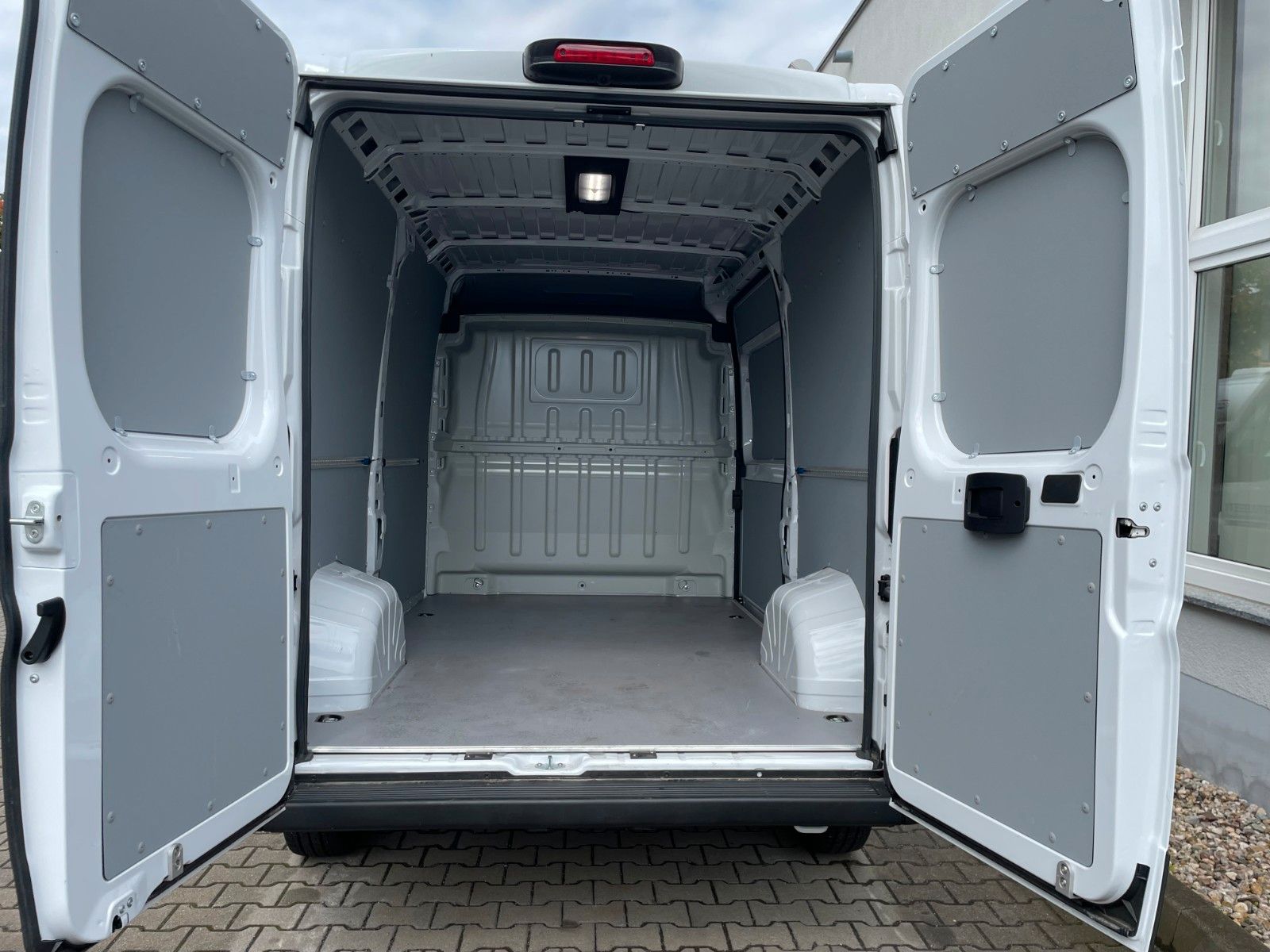 Fahrzeugabbildung Fiat eDucato Kastenwagen L2H2 47 kWh