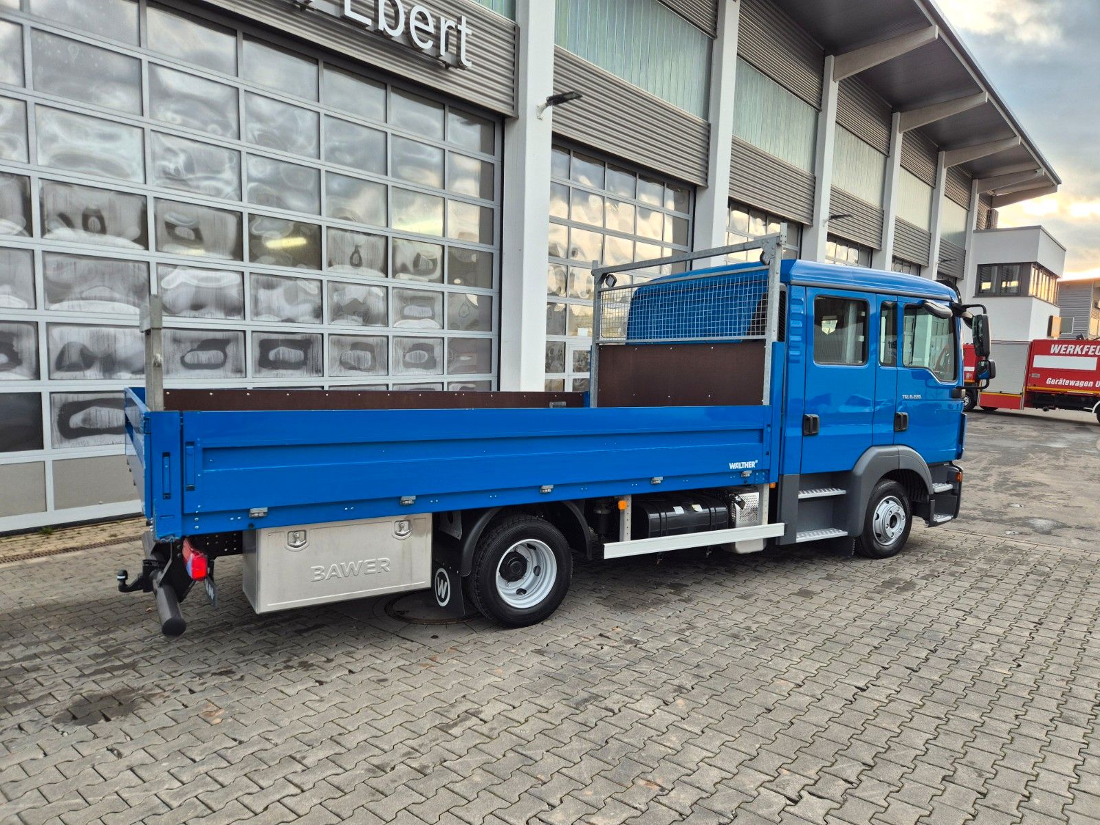 Fahrzeugabbildung MAN TGL 8.220 4x2 BL Doka 7 Sitze AHK Klima Standh.