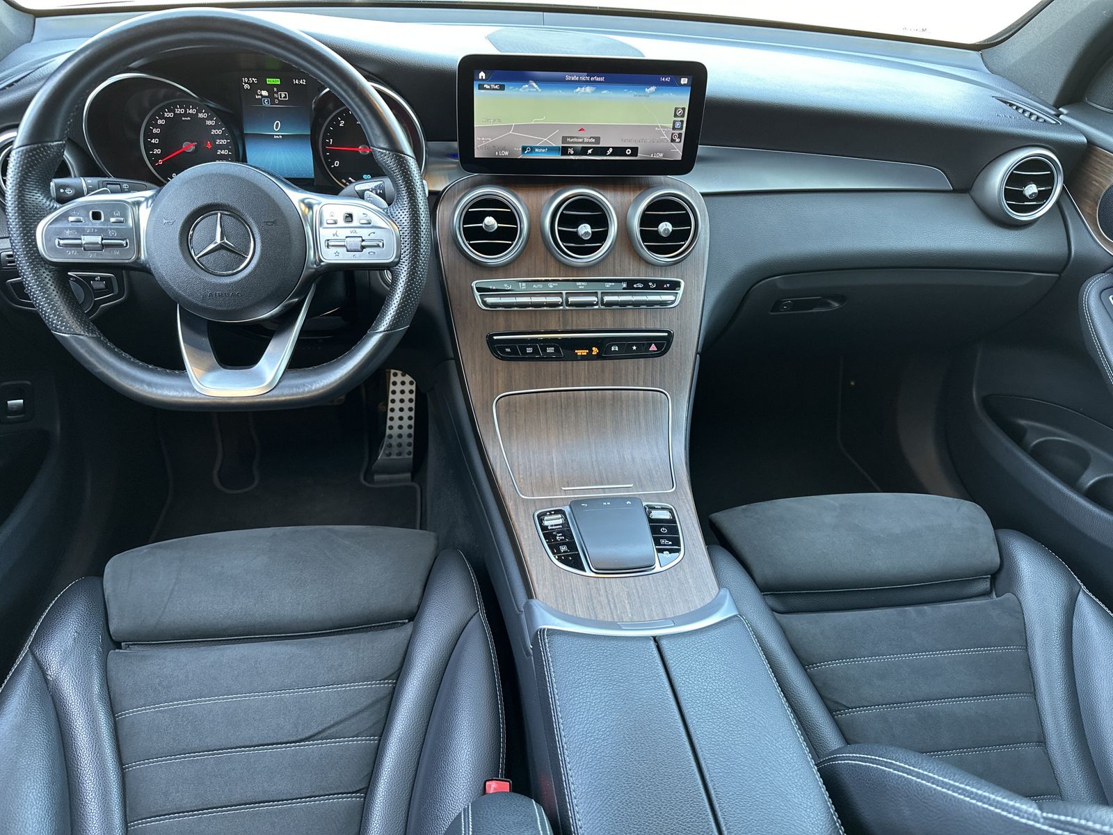 Fahrzeugabbildung Mercedes-Benz GLC 300de 4M AMG-Line NAV+LED+AHK+360°+PANO+19ZO