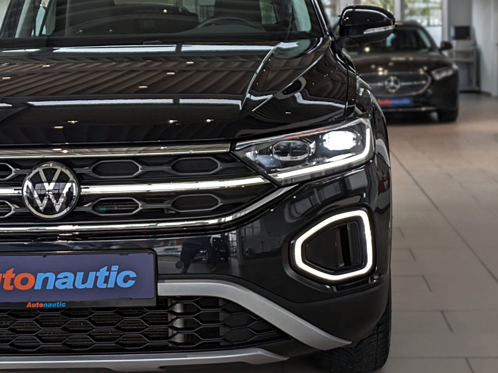 Fahrzeugabbildung Volkswagen T-Roc 2.0 TDI STYLE NAVI SHZ ACC LED CAM AHK