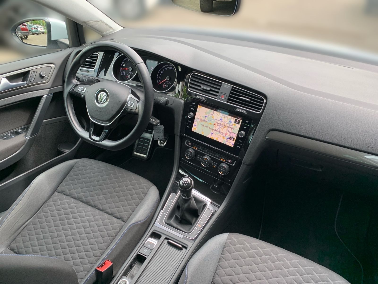 Fahrzeugabbildung Volkswagen Golf VII 1.0 TSI BMT/Start-Stopp Join Navi