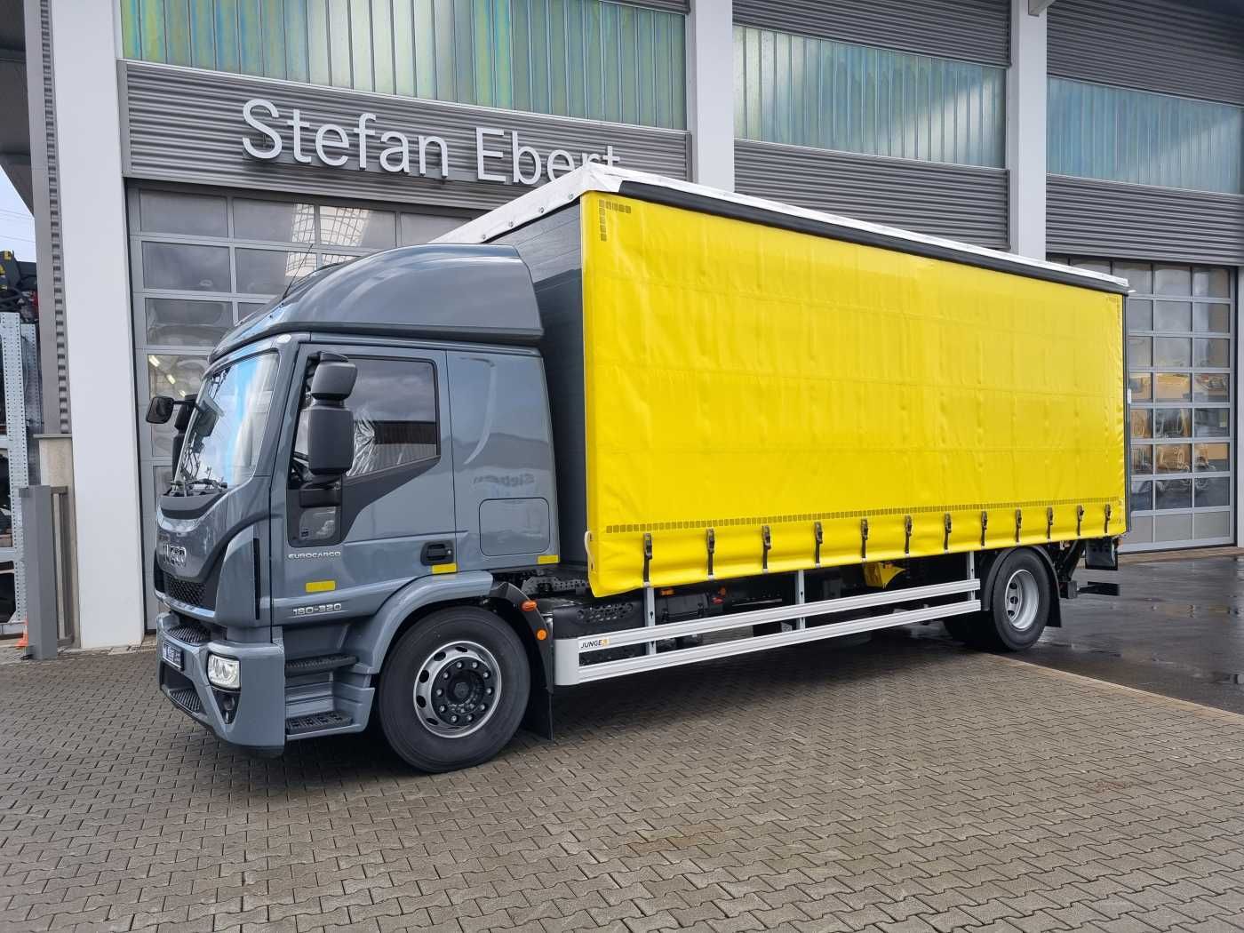 Fahrzeugabbildung Iveco Eurocargo ML180E32/FP Curtainsider + LBW 2x AHK
