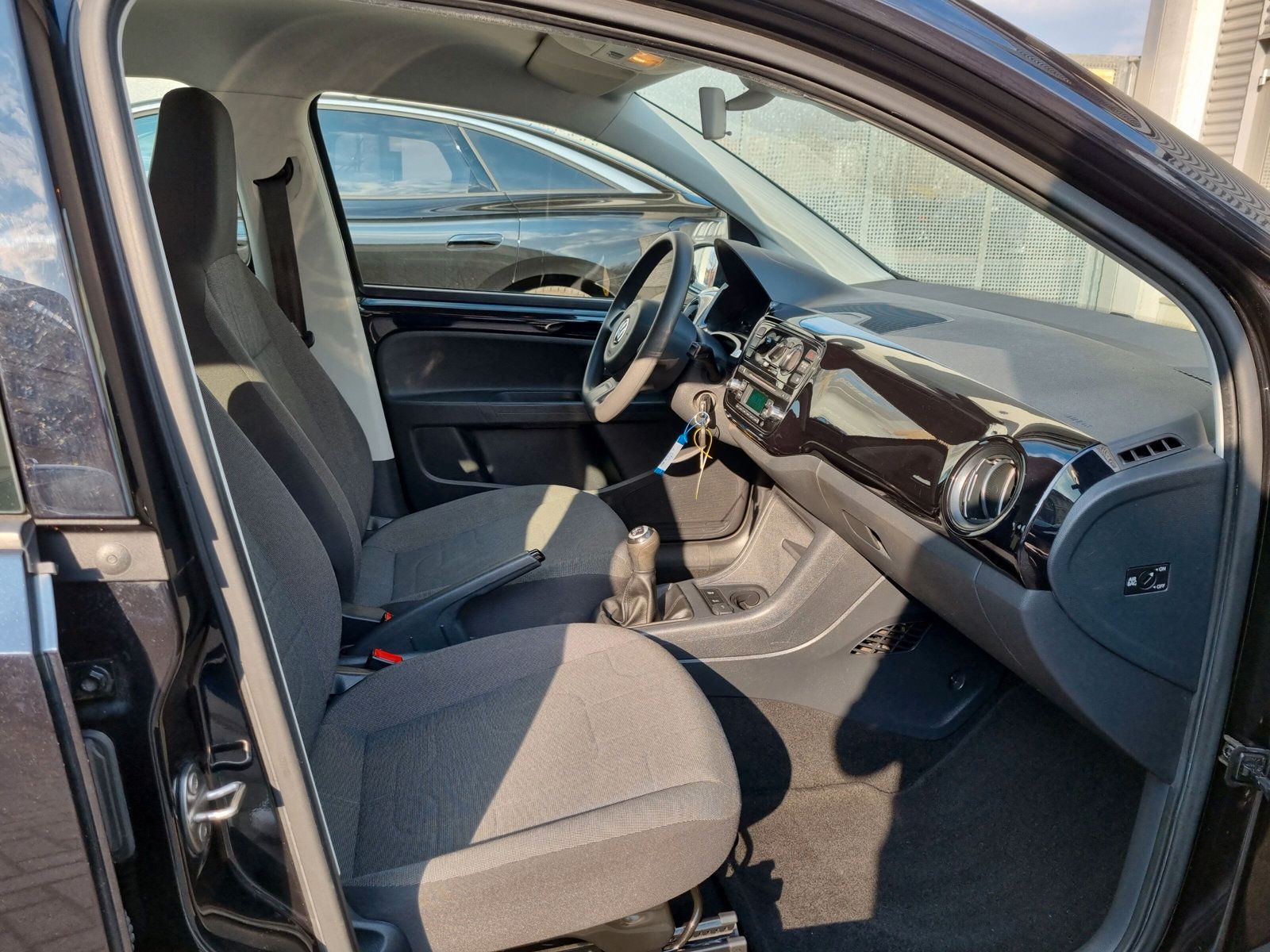 Fahrzeugabbildung Volkswagen up! 1.0 move up! 5-TÜREN KLIMA PDC