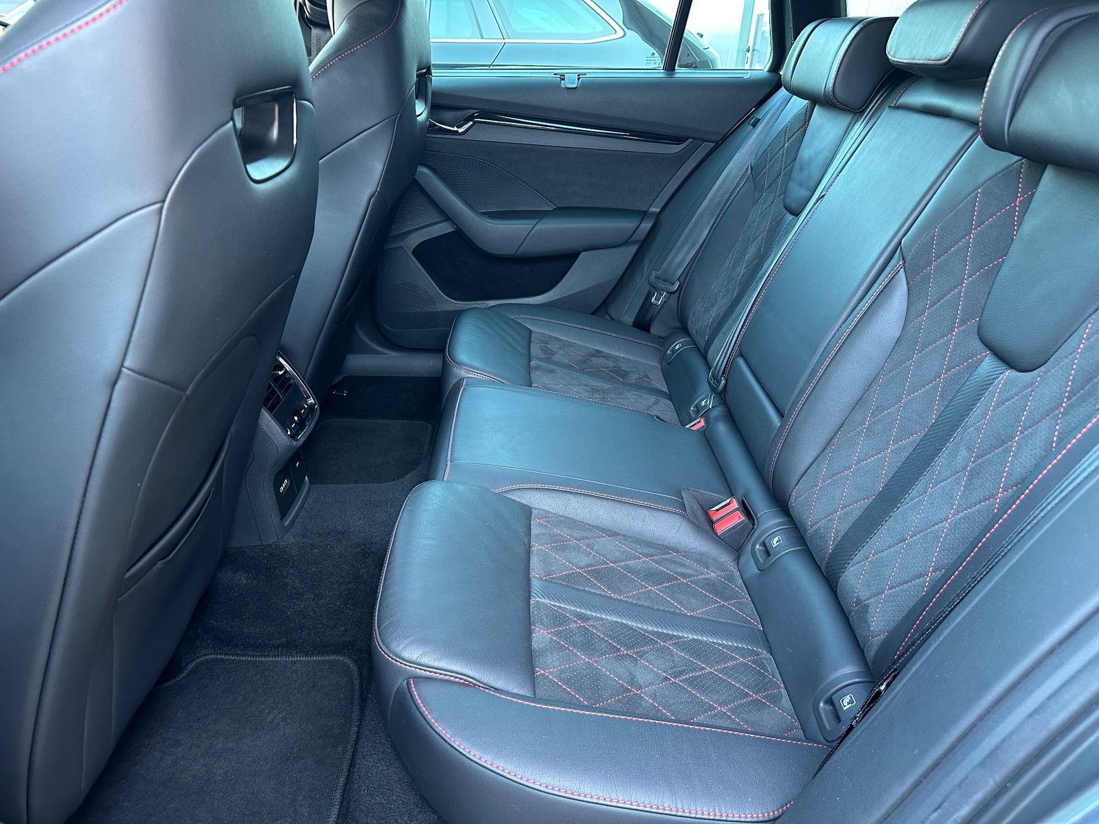 Fahrzeugabbildung SKODA Octavia Combi RS Plus NAV+MATRIX+AHK+ACC+HUD+1HD