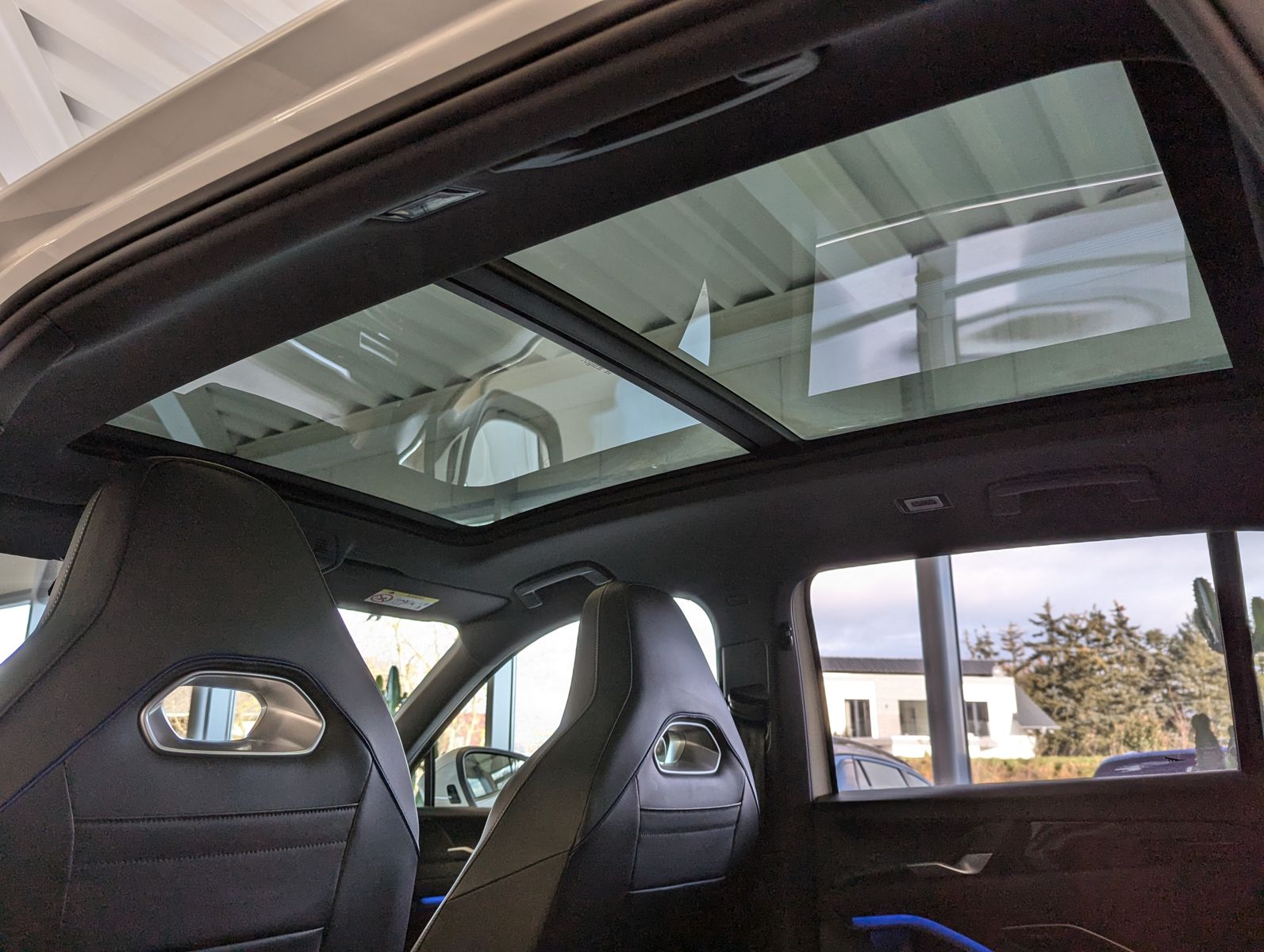 VW Tiguan 2.0TDI R-Line 4M Pano Black AHK Matrix 20 - Image 14