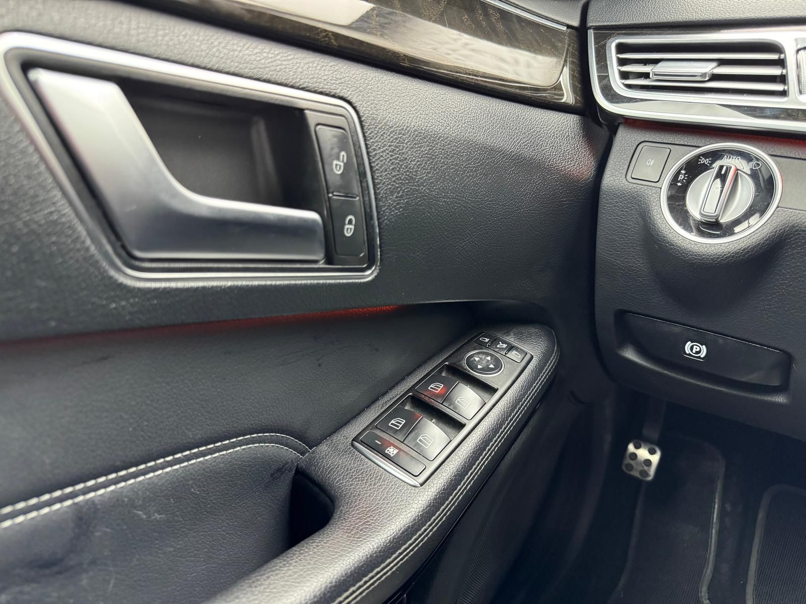 Fahrzeugabbildung Mercedes-Benz E 300 AMG V6 3.5L/PANO/HARMAN&KARDON/AHK/ILS/LED