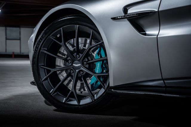 Fahrzeugabbildung Aston Martin V8 Vantage MY25 BOWERS&WILKINS|SAMMLERFAHRZEUG