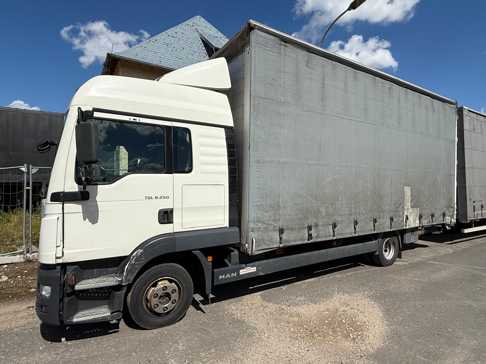 MAN TGL 8.250 mit Anhänger