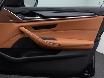 Fahrzeugabbildung BMW 530e M Sport Panorama360°Laser HUD DAB HiFi AHK