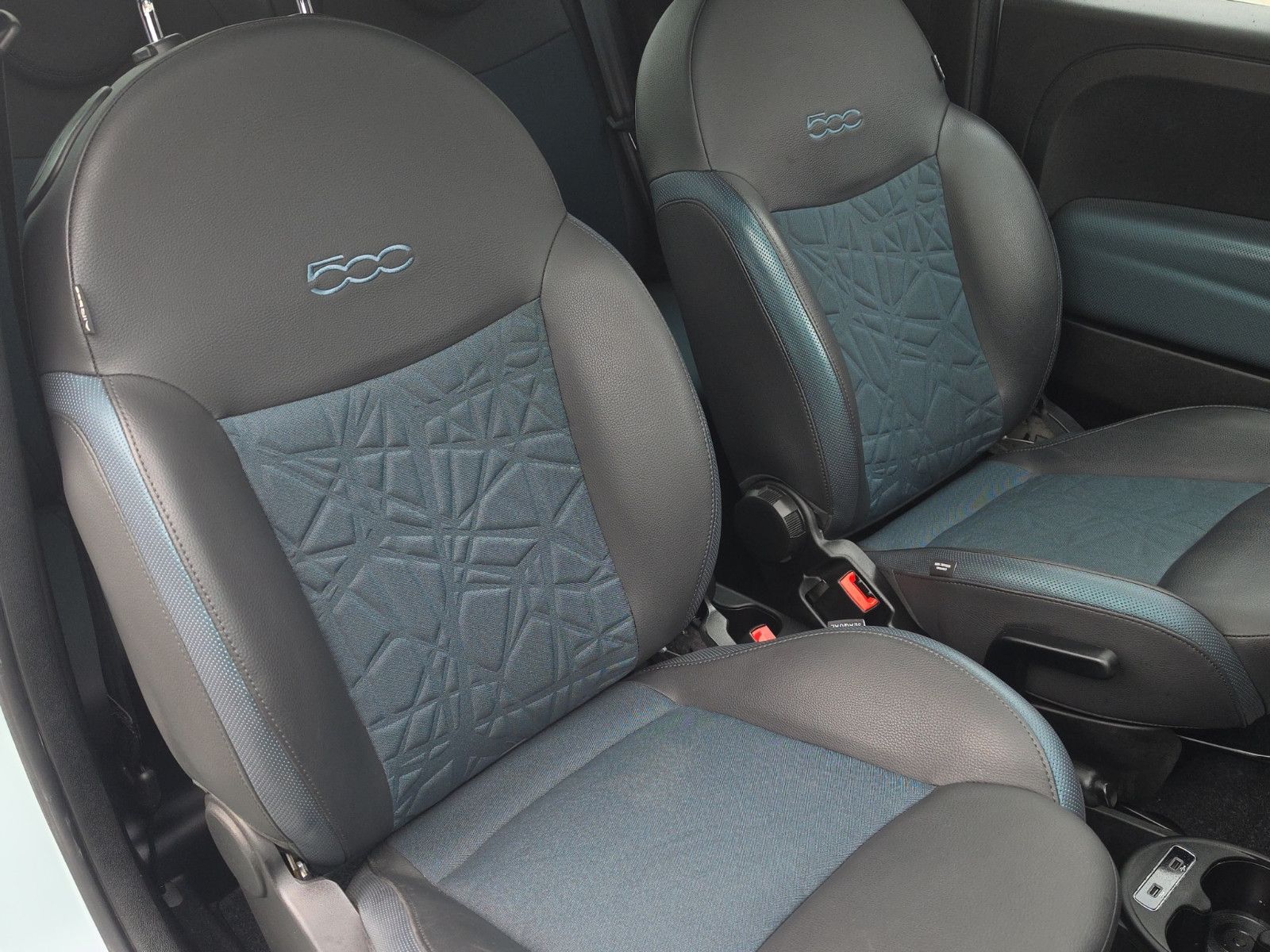 Fahrzeugabbildung Fiat 500 Launch Edition Panorama-Dach  Apple Carplay