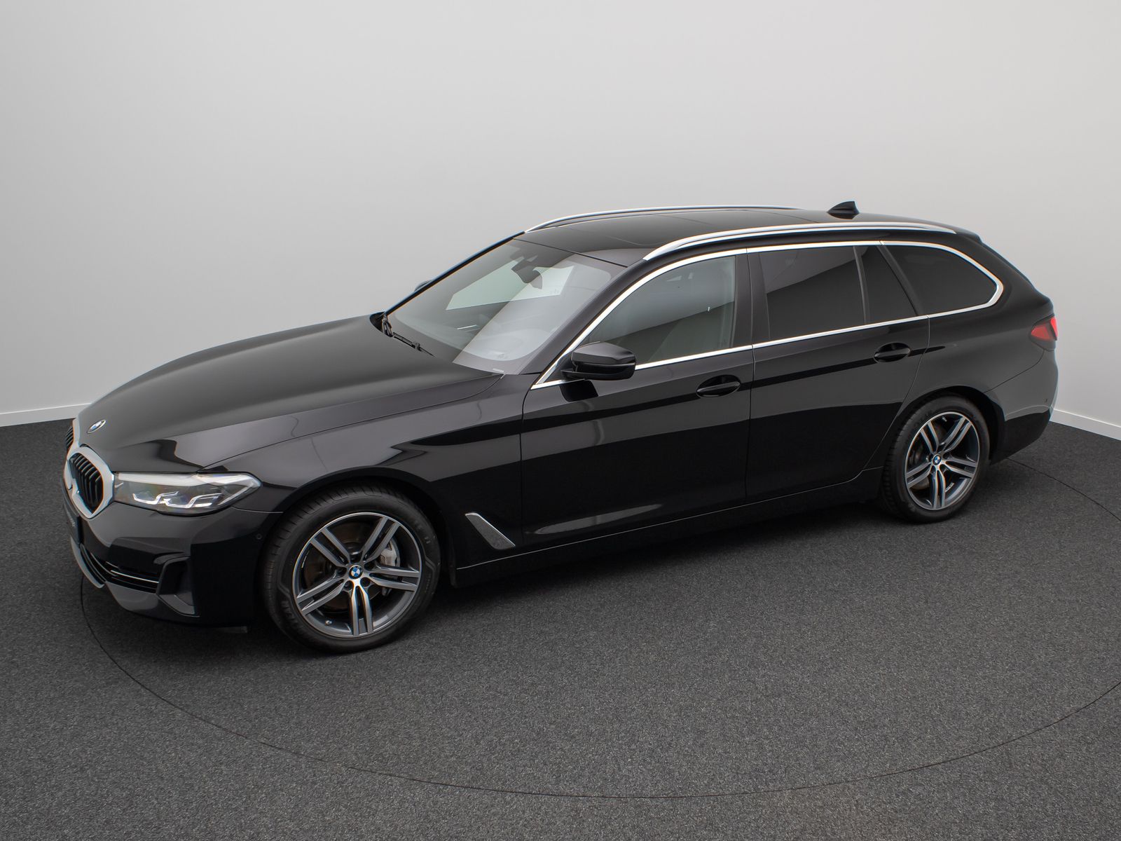 Fahrzeugabbildung BMW 530d xD Alarm HUD DAB Kamera DisplayKey Panorama