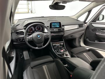 Fahrzeugabbildung BMW 218d Navi Parkassistent HiFi LM Sportsitze LED
