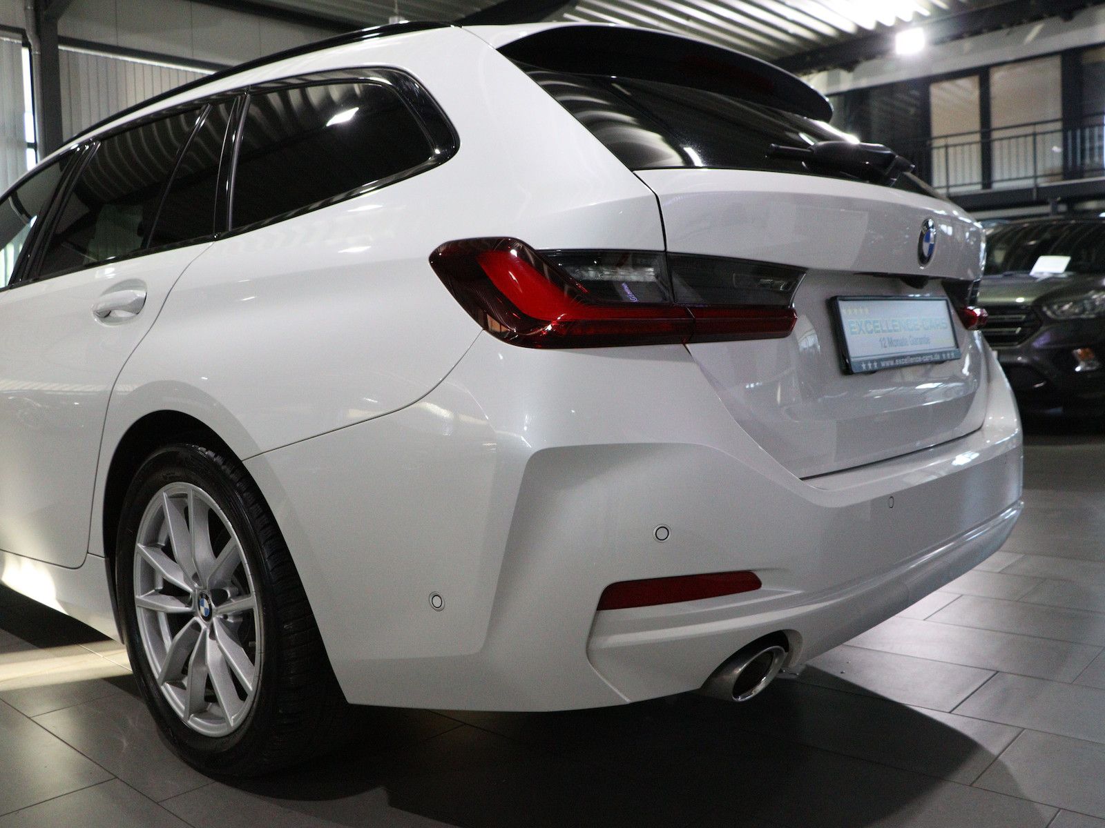 BMW 318d Touring SHADOW LEDER CURVED LED 3-ZONEN foto 12