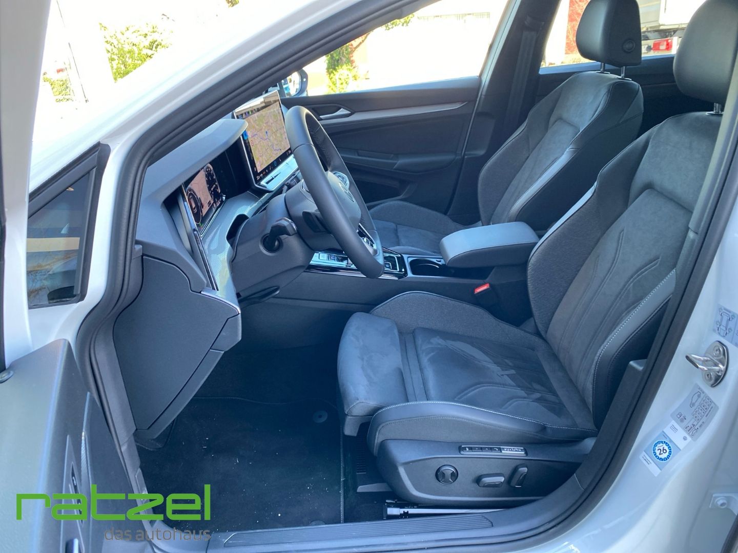 Fahrzeugabbildung Volkswagen Golf Edition 50 1.5eTSI DSG DCC+AHK+Harman+ACC