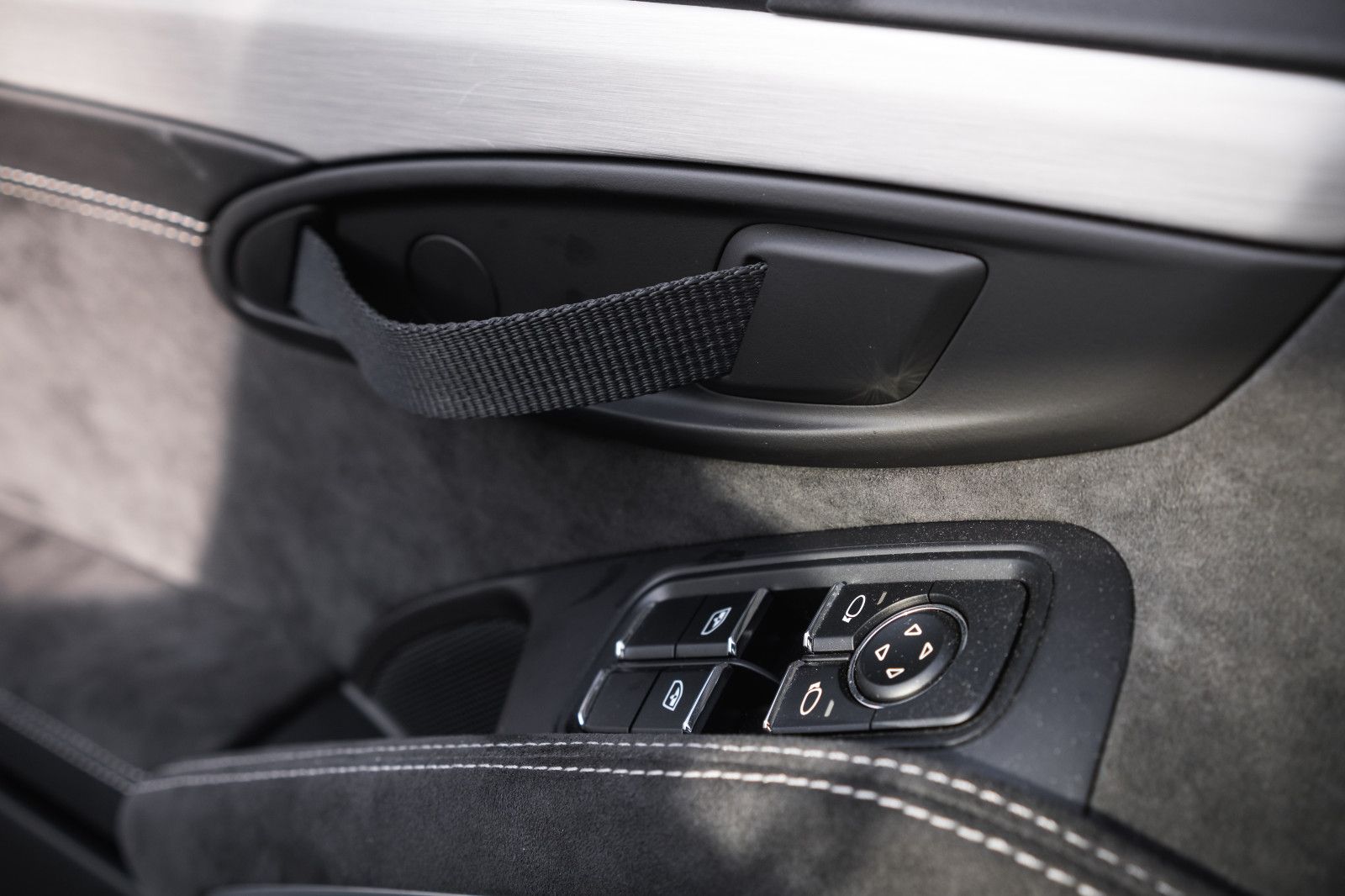 Fahrzeugabbildung Porsche Cayman GT4-Steuer ausw.-wenig KM-Approved